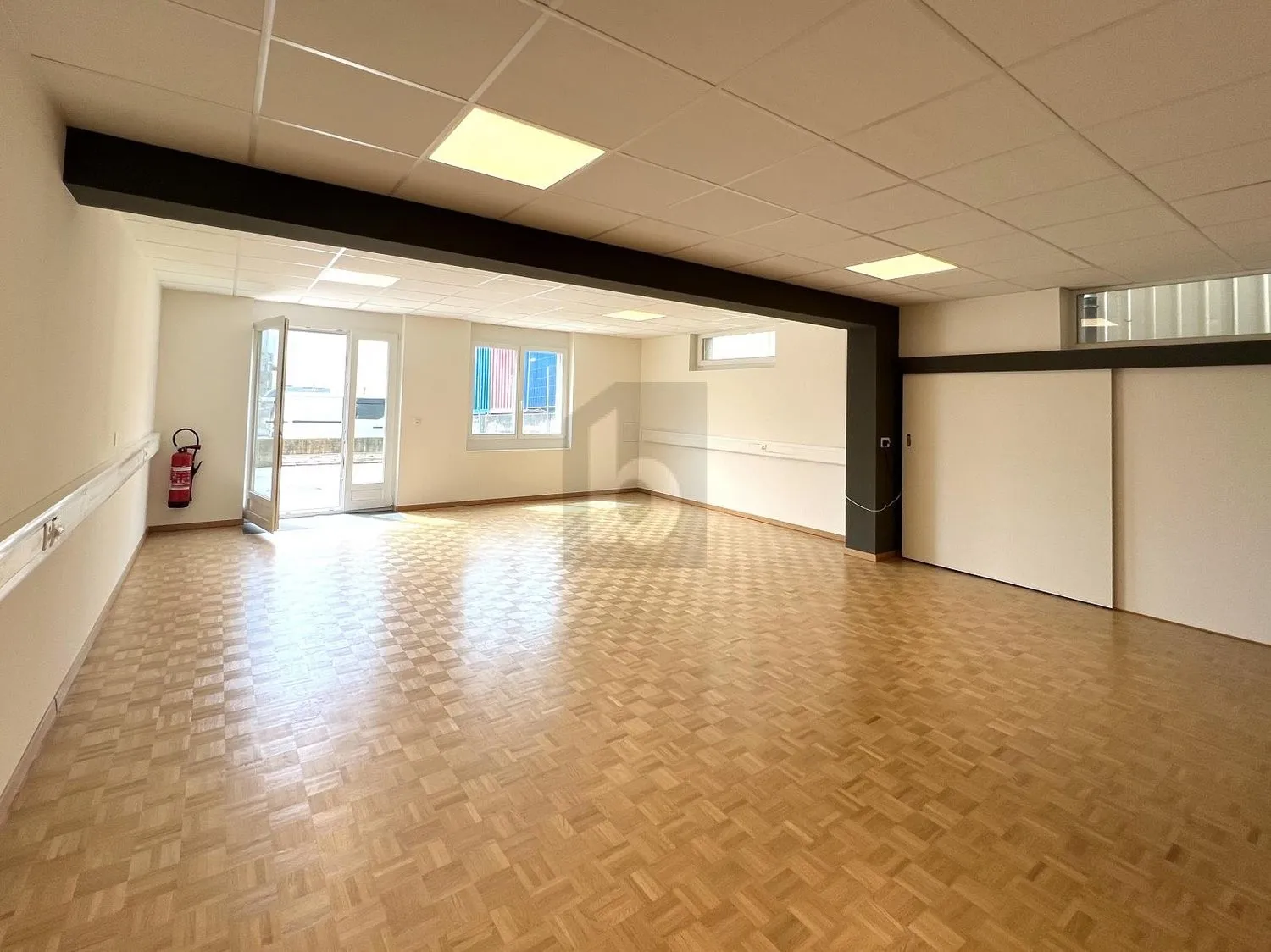 BUREAU DE PLEIN PIED AVEC GRAND PARKING EN Z.I.