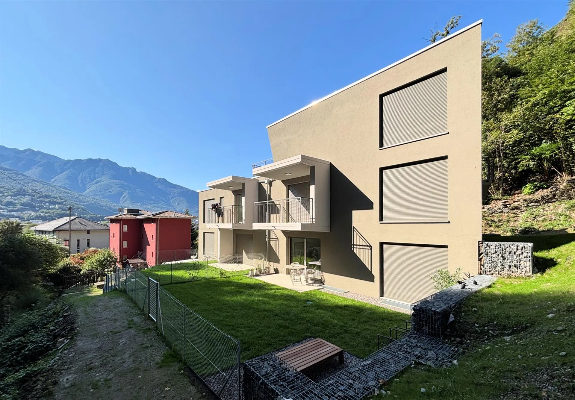 Nuovo appartamento con giardino in piccola moderna palazzina