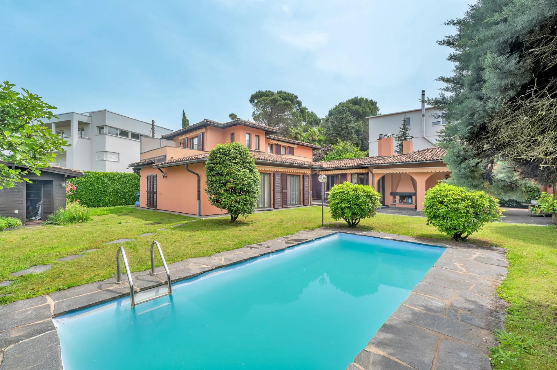 GRANDE VILLA CON GIARDINO E PISCINA.