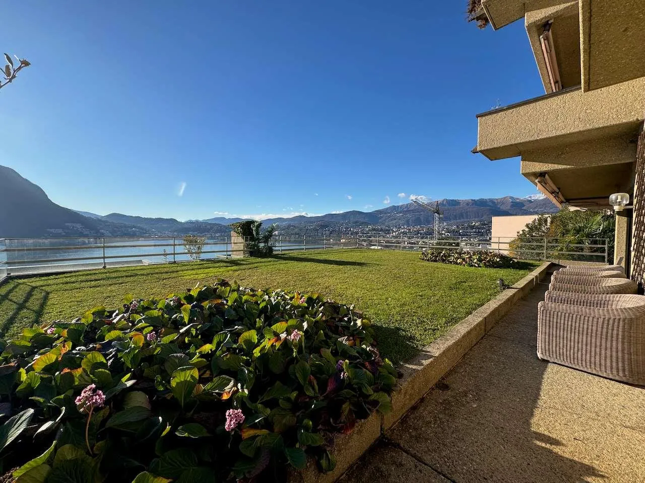 Appartamento vista lago con giardino
