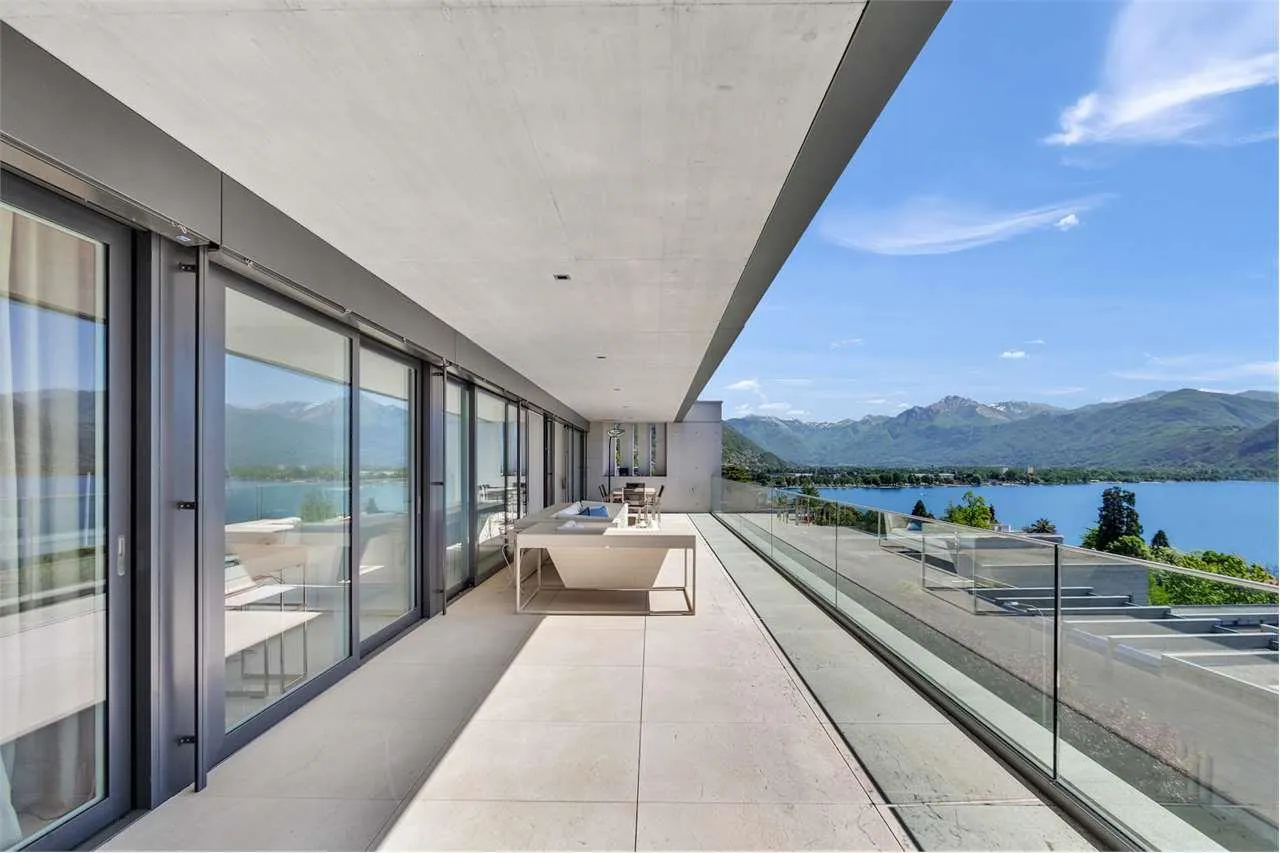 Meraviglioso appartamento attico di 6.5 locali con vista lago a Minusi