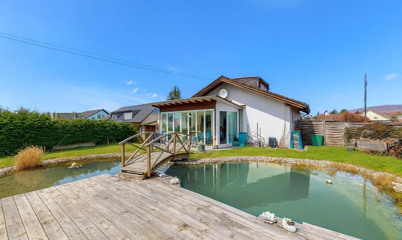 Einfamilienhaus mit grossem Garten, Wintergarten und Teich