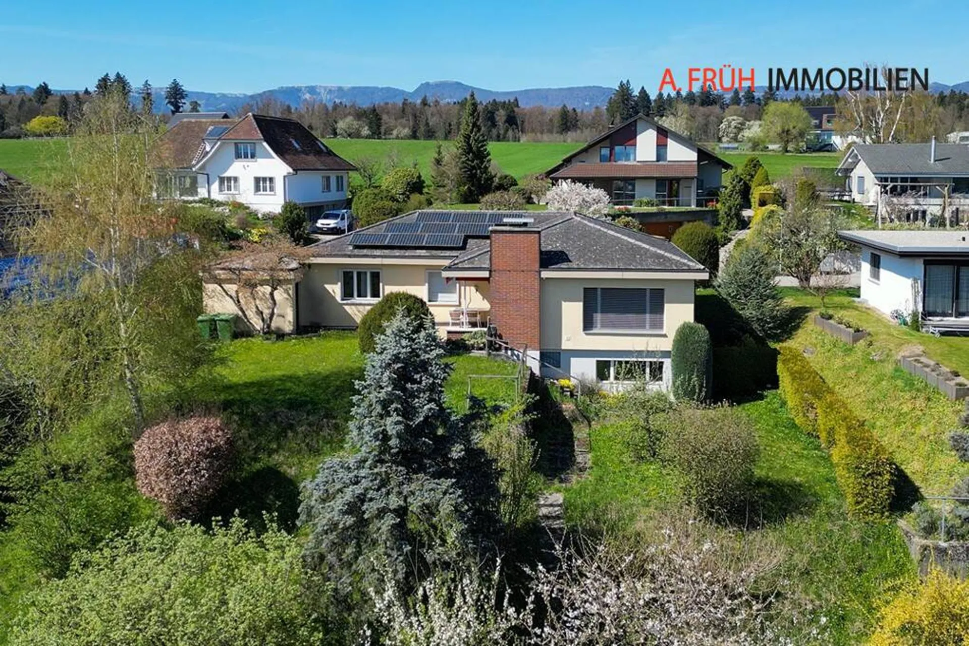 Un foyer avec une vue à tomber amoureux, avec un grand jardin et une vue