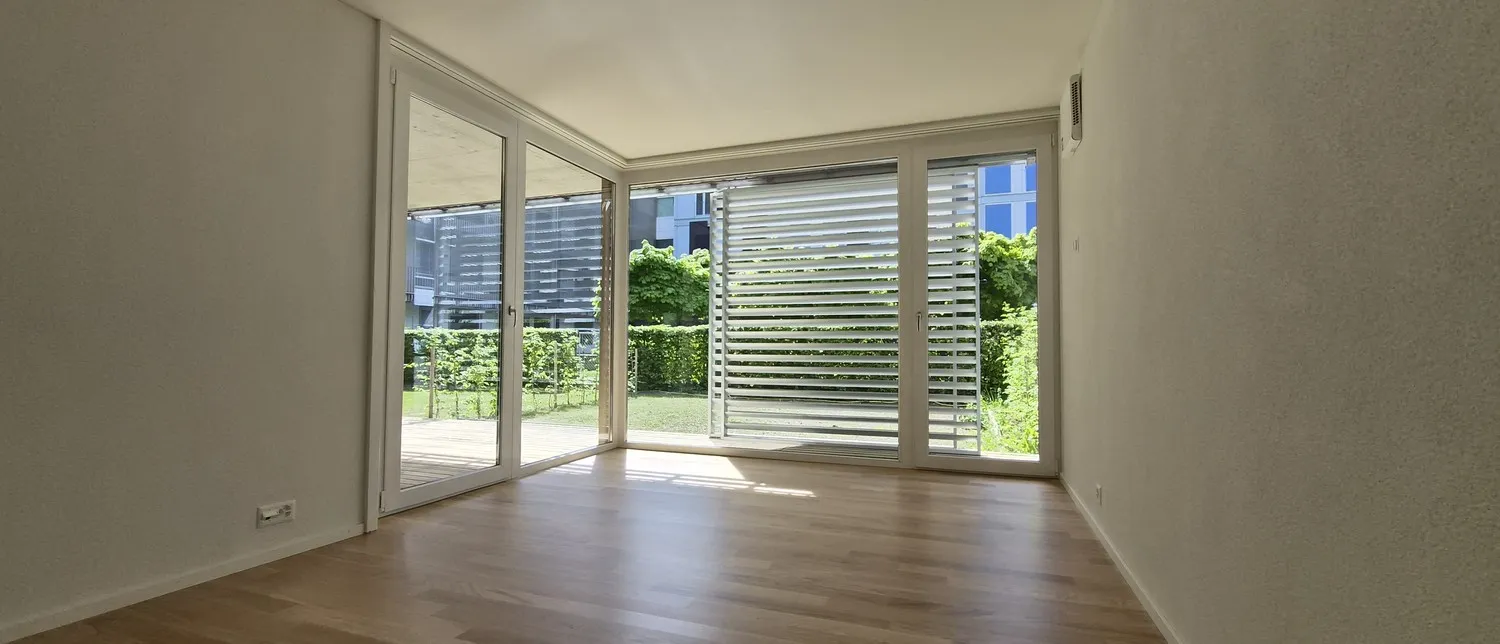 Moderne 2.5-Zimmer-Wohnung mit Mietgarten und Holzterrasse in Zürich-Schwamendingen zu vermieten!