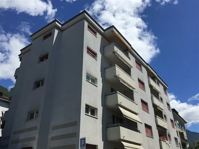 MURALTO, WIR MIETEN DREI ZIMMER IN EINER RUHIGEN UND ZENTRALEN GEGEND.
