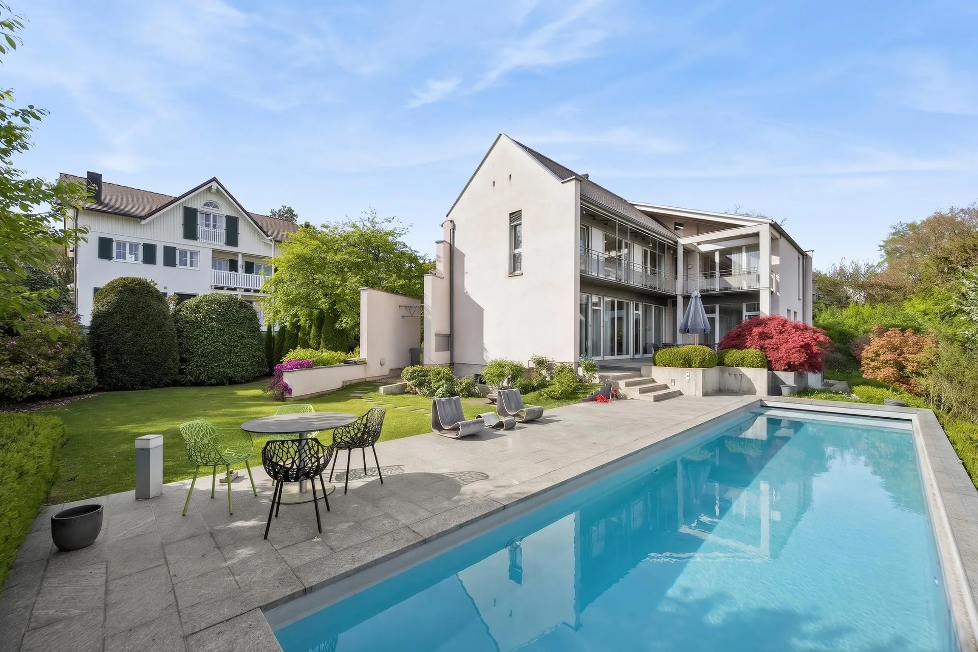 Casa elegante con piscina e giardino da sogno