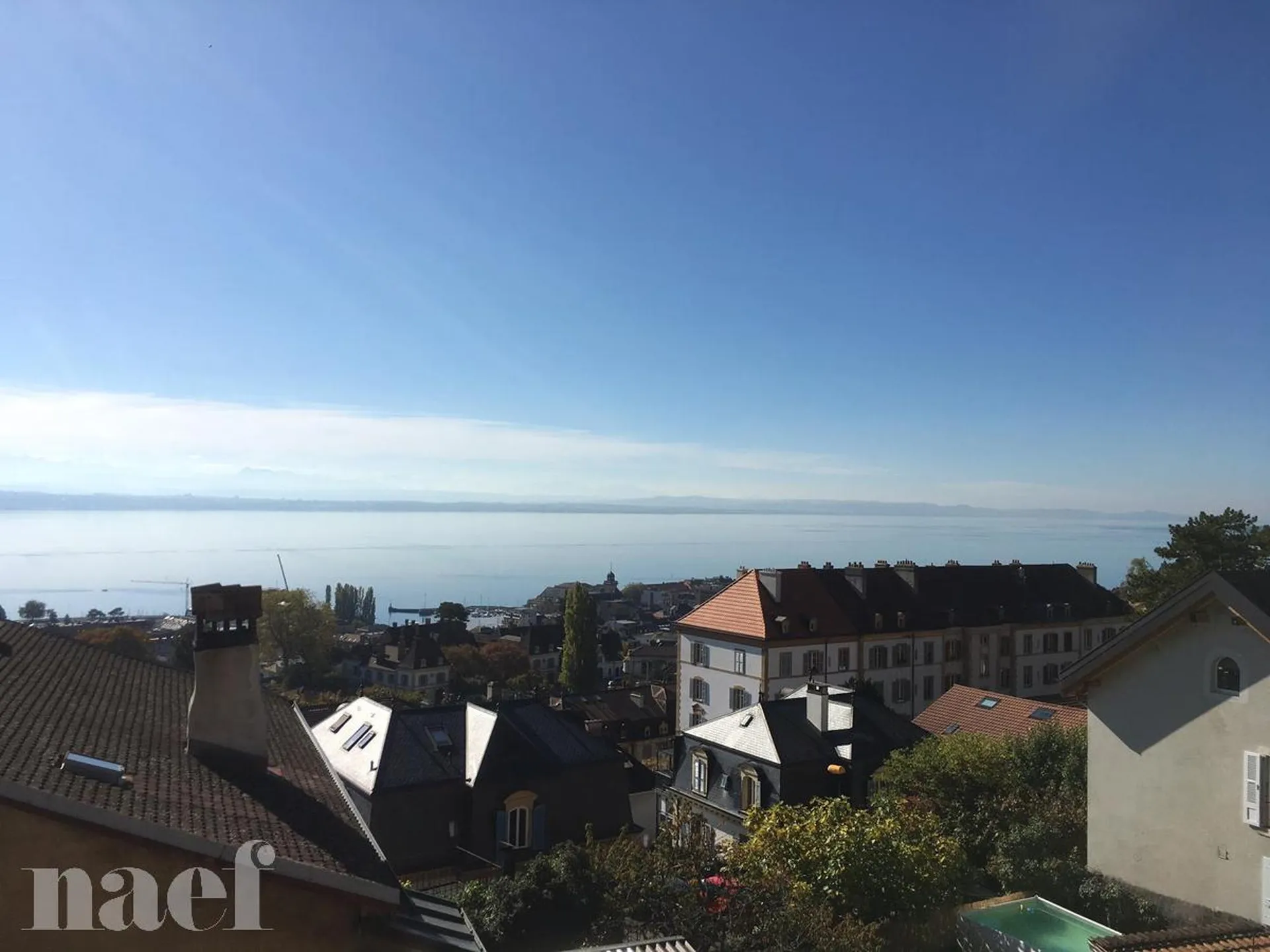 Quartier proche de la gare de Neuchâtel, magnifique vue sur le lac et les Alpes.