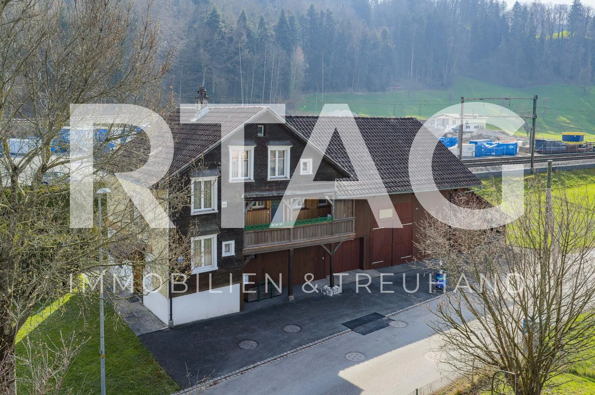 Einfamilienhaus mit Scheune