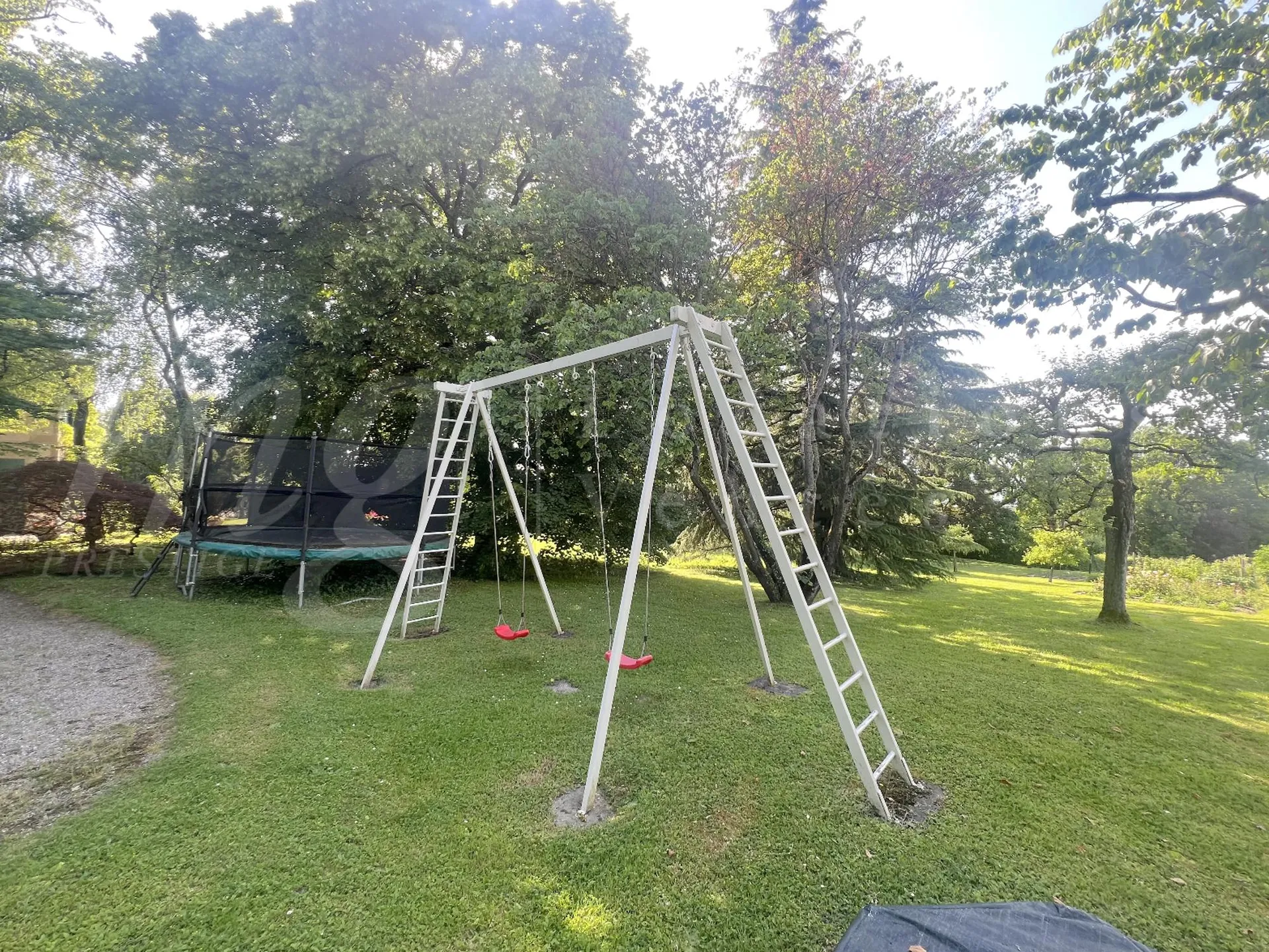 SUPERBE APPARTEMENT FAMILIAL EN DUPLEX DE 300 M2 AVEC JARDIN - VUE PARTIELLE LAC