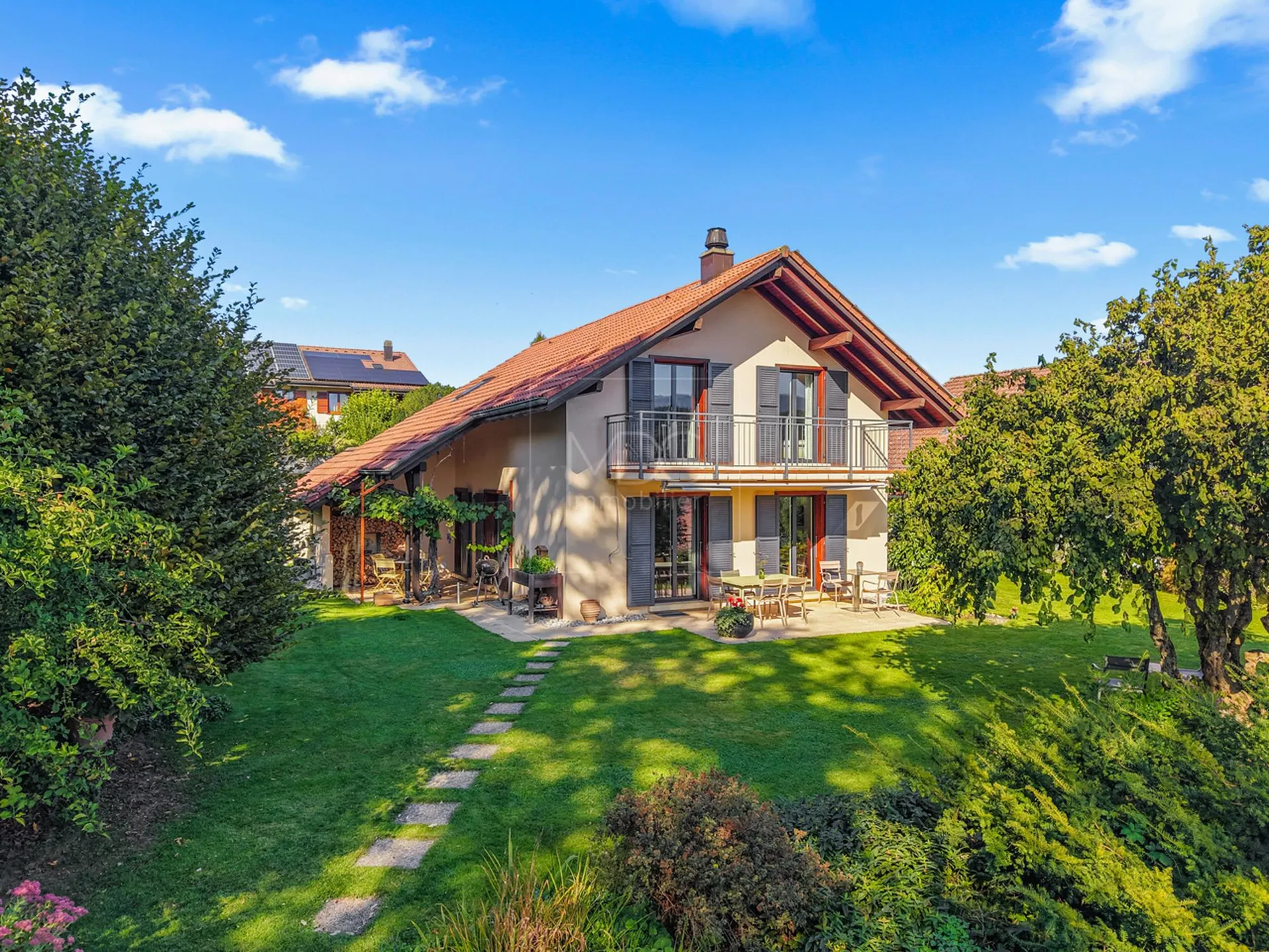 Schöne individuelle Villa mit einem wunderschönen Garten in Marly