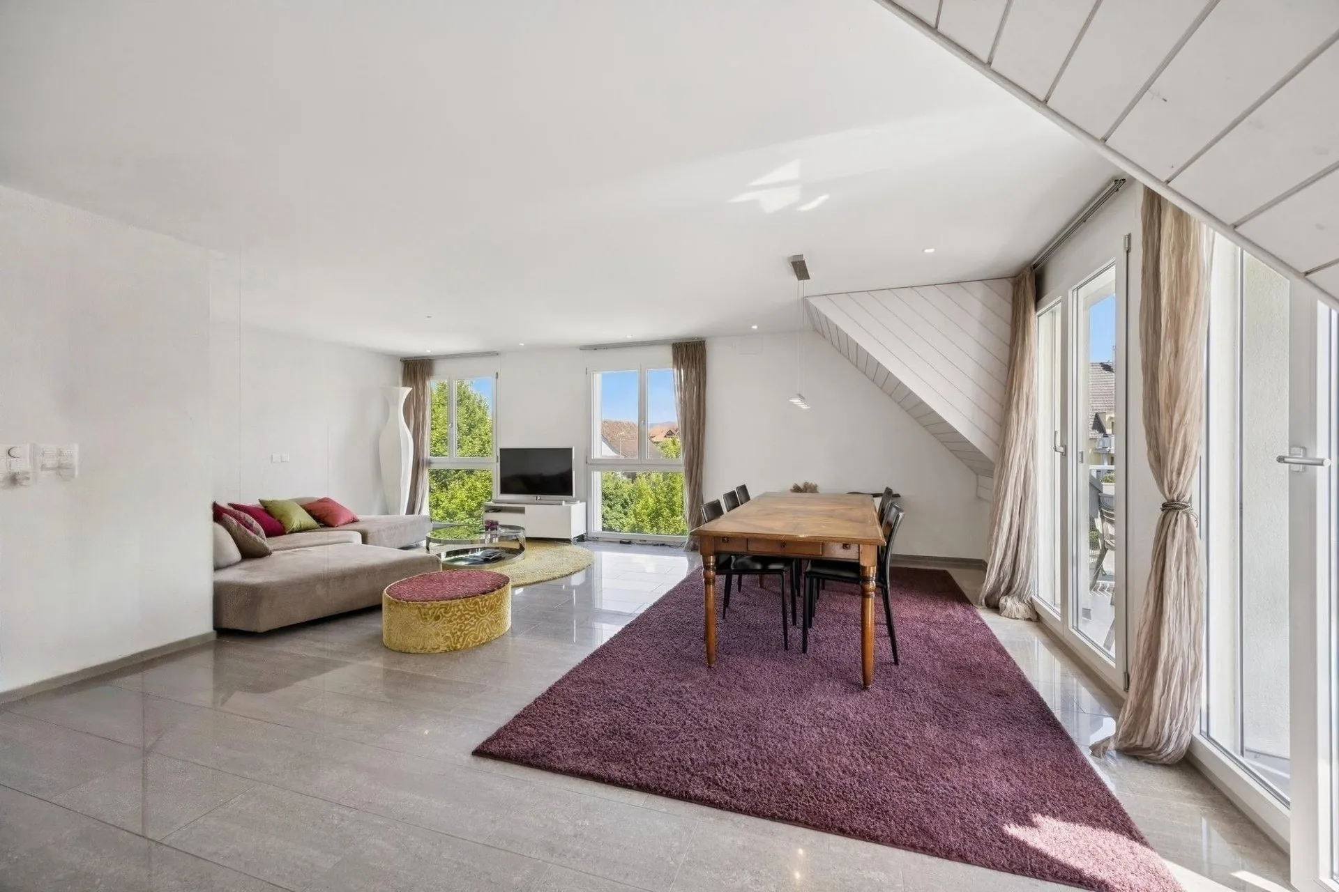 Stylish, spacious maisonette with a far-reaching view and gallery