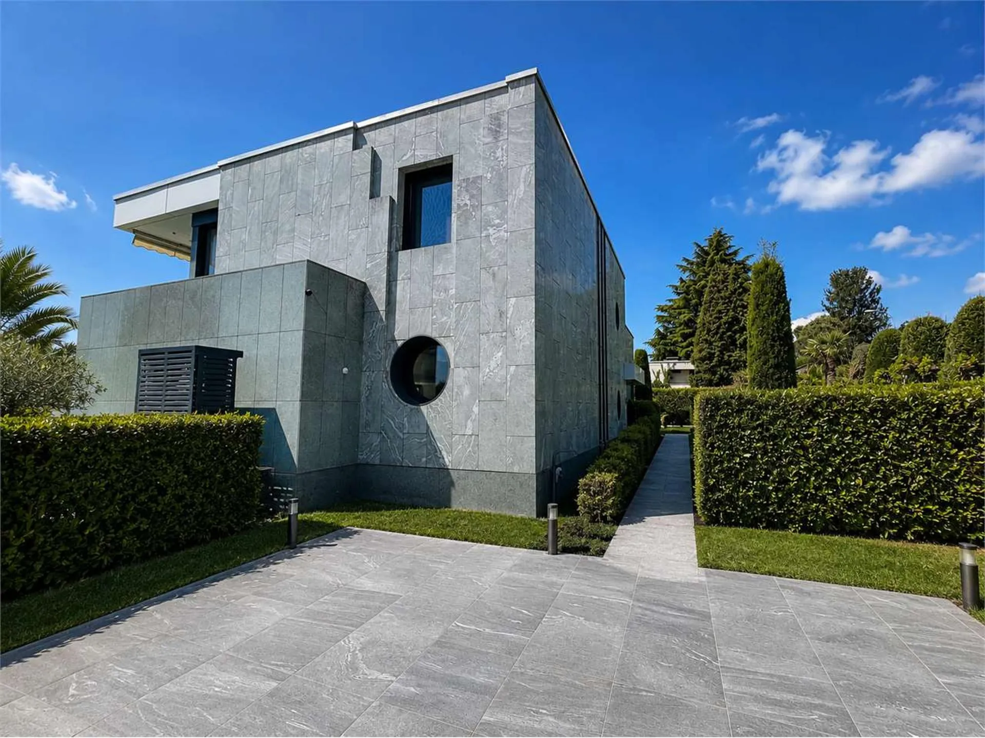 Exklusive Designvilla mit Pool und privatem Garten