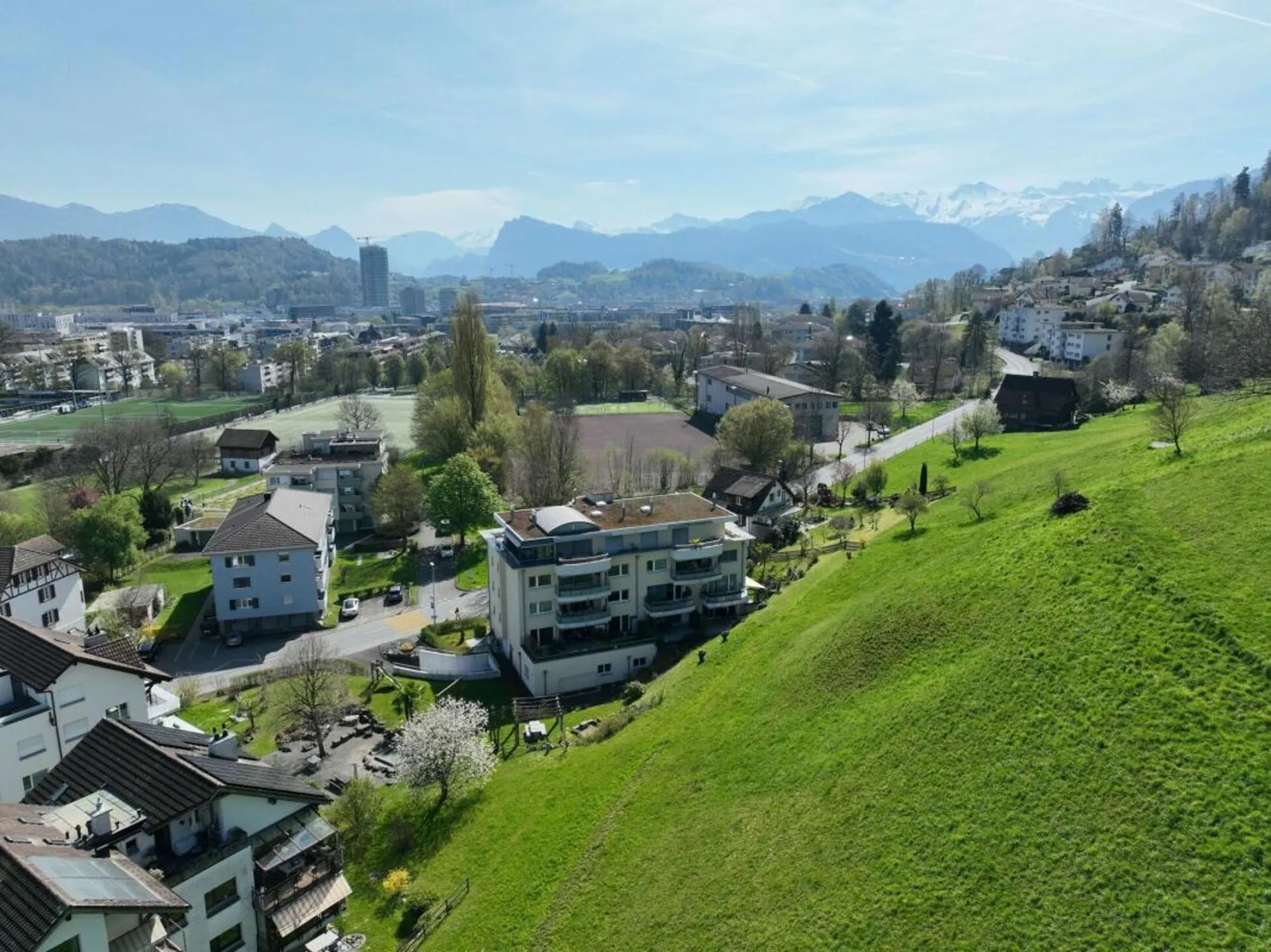 Appartamento di 4,5 locali a contatto con la natura con tre posti auto