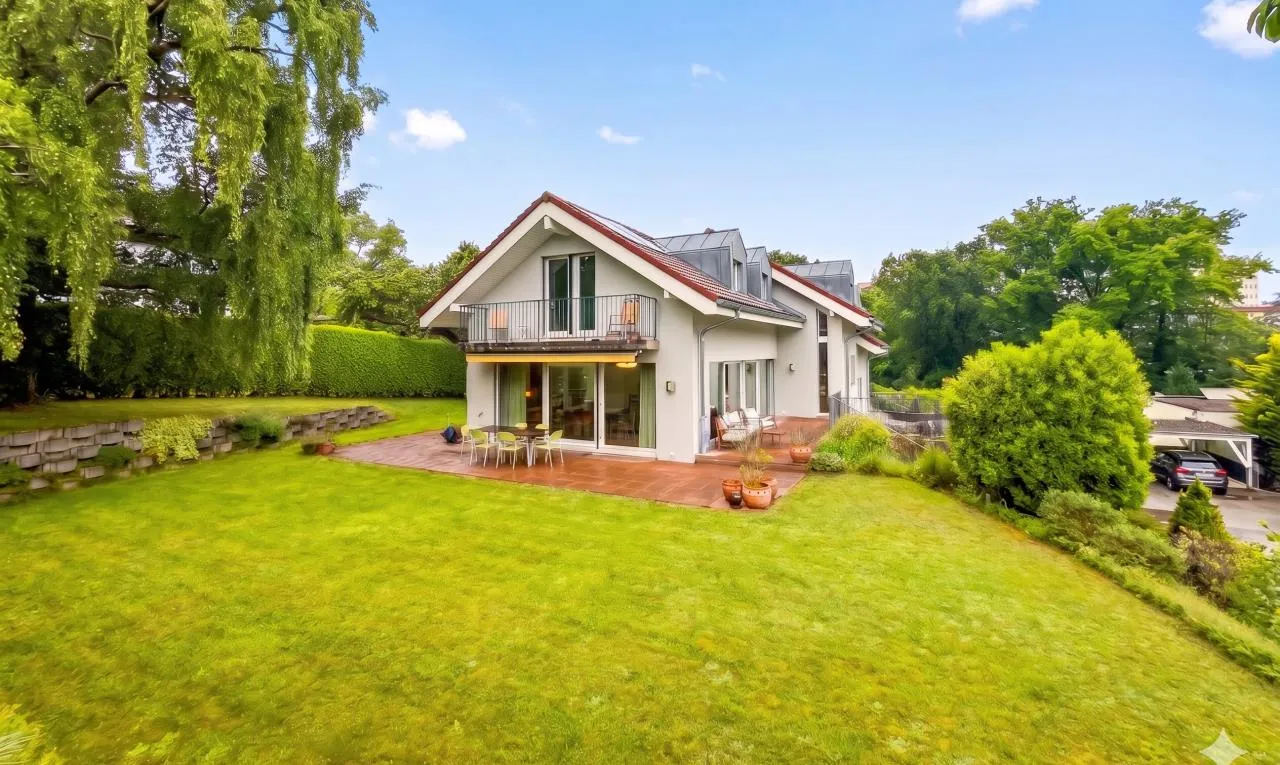 Elegant semi-detached house with large garden in Chigny