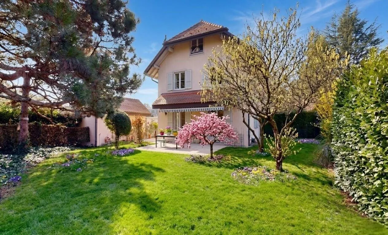 Maison jumelée avec grand jardin et volumes généreux