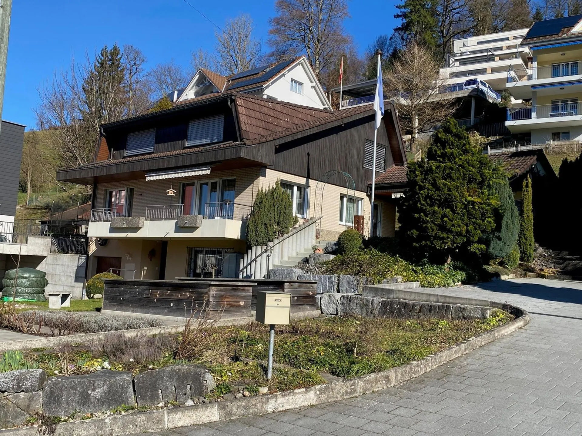 Single-family house with additional hobby room and garden house