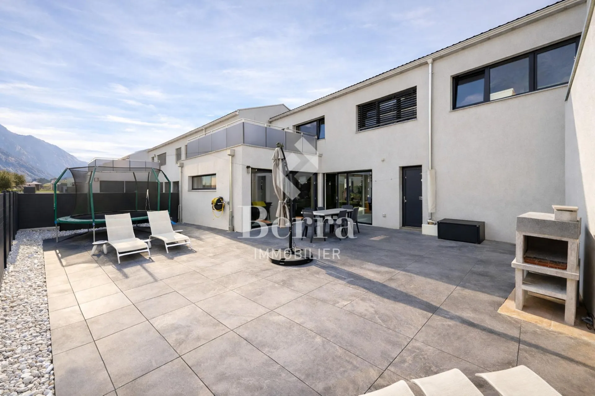 Immense terrasse & finitions supérieures