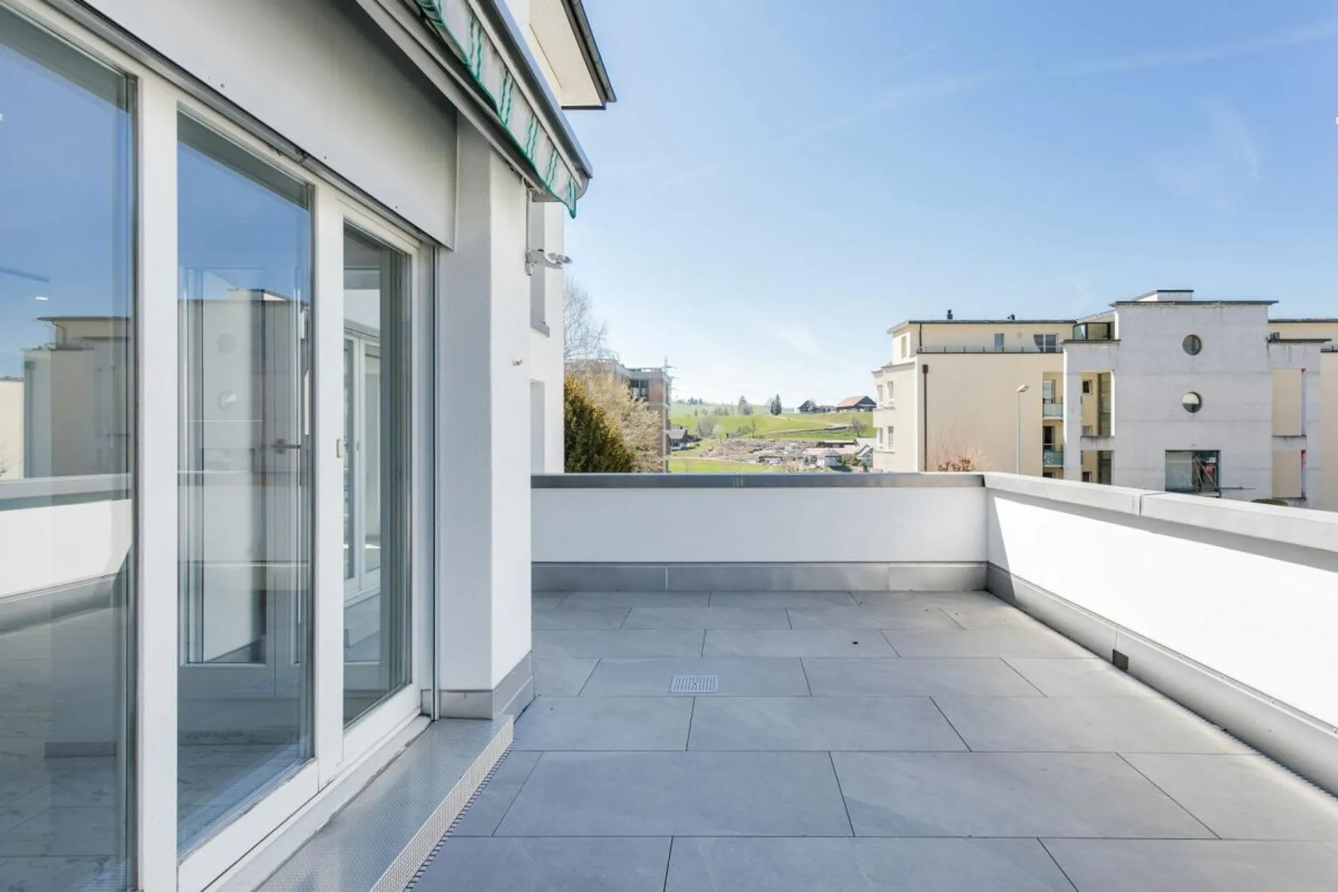 Central and bright 3.5-room apartment with spacious winter garden