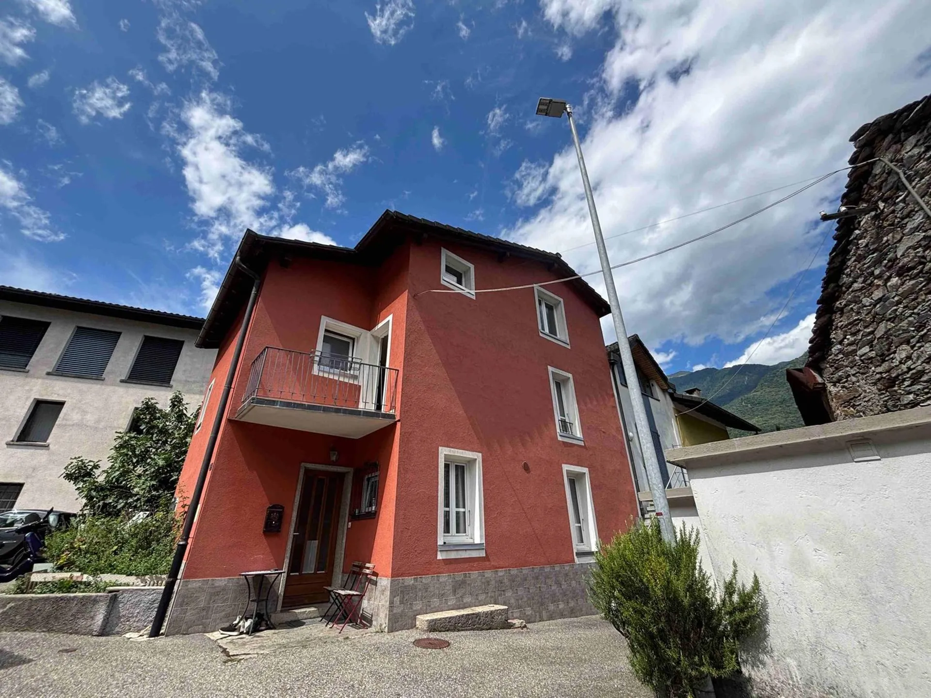 VENDESI CASA UNIFAMILIARE - GNOSCA (BELLINZONA)