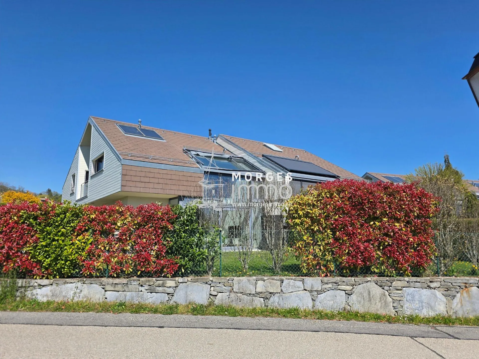 Aubonne, belle villa jumelle, 5.5 pièces avec beau dégagement et jardin privatif