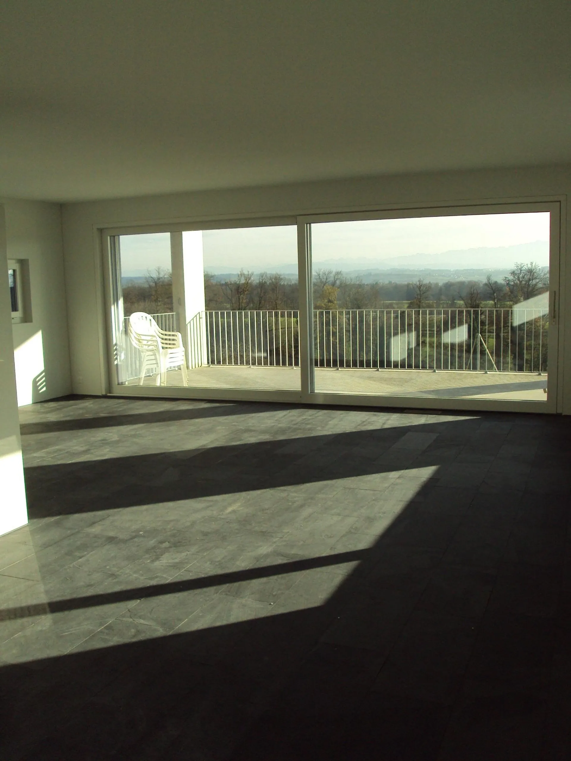 Helle 4.5-Zimmer-Wohnung mit Balkon und Bergblick in Berg