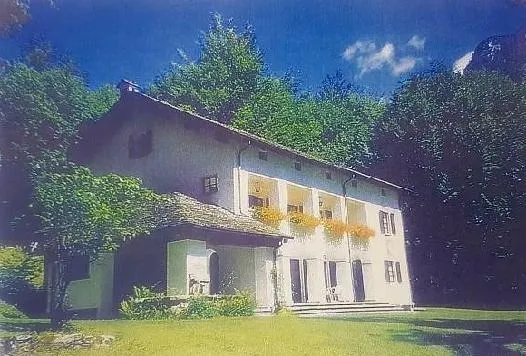 9 1/2-Zimmer-Herrschaftssitz mit grossem Umschwung / villa di 9 1/2...