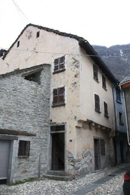 4 1/2-Zimmer-Dorfhaus zum Ausbauen / casa nel nucleo di 4 1/2 local...
