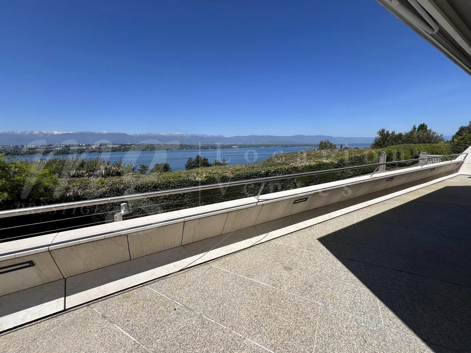 VUE PANORAMIQUE A 180 SUR LE LAC - MAISON MODERNE DE 400 m2 hab - PISCINE - ASCENSEUR