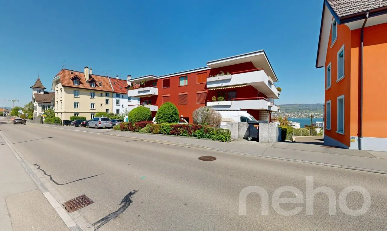 Panorama-Seesicht mit grosser Terrasse