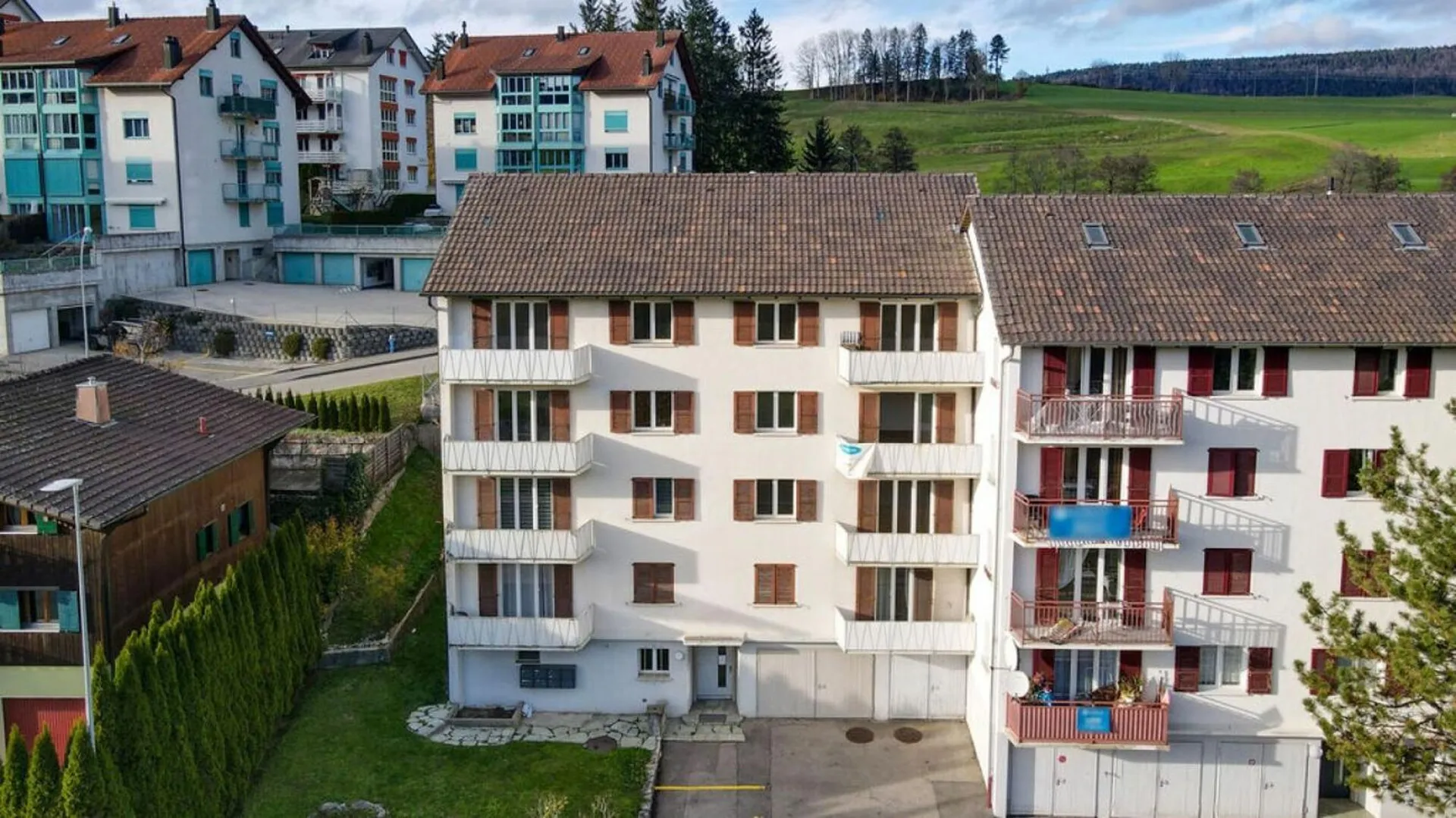Tavannes, rental building with 8 apartments, 2 garages and 7 parking spaces