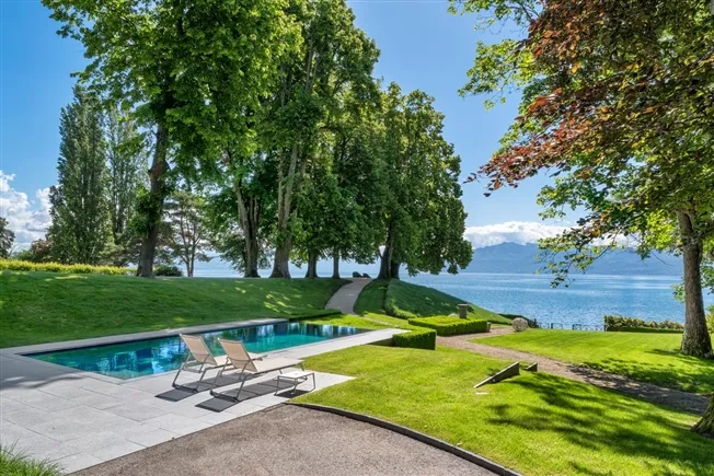 Erhabenes Anwesen am Wasser mit Privatstrand und Bootsgarage