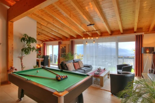 Sublime 4.5 Zimmerwohnung im Erdgeschoss mit grosser Terrasse