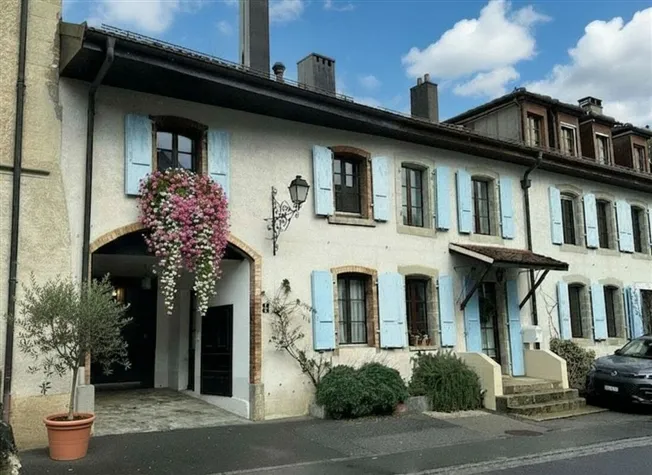 WUNDERSCHÖNES ANGRENZENDES WEINGERHAUS IN TRIPLEX