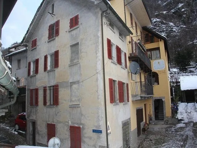 6 1/2-Zimmer-Hausteil mit Ladenlokal / casa di 6 1/2 locali con un ...