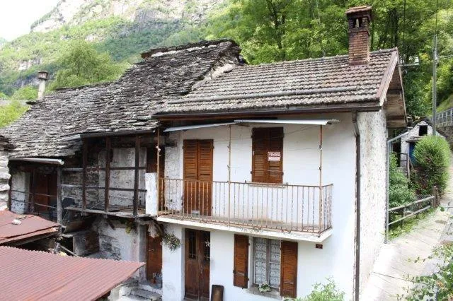 Tessinerhaus mit 6 Zimmern und Umschwung / casa ticinese con 6 loca...