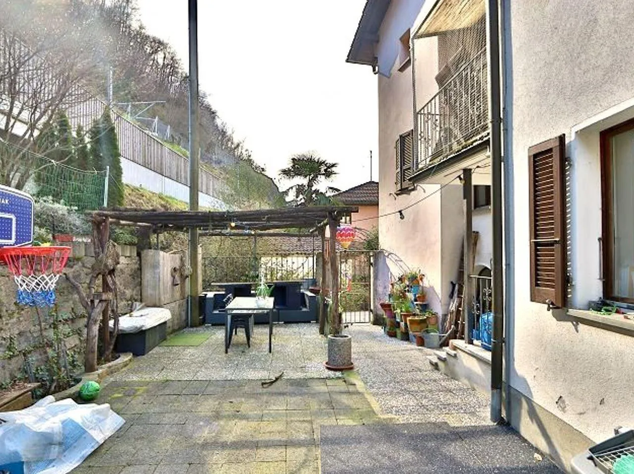 7-Zimmer-Haus mit Pergola und kleinem Garten in Seenähe / casa di 7...