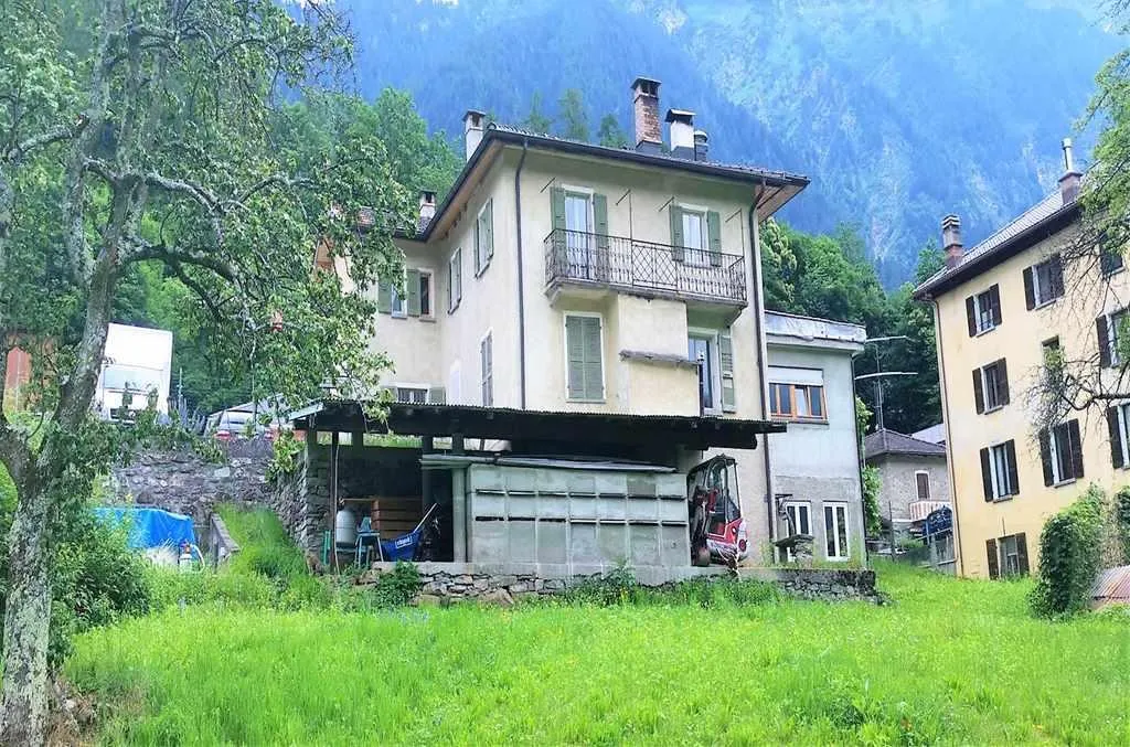 16-Zimmer-Tessinerhaus mit 4 Wohnungen und Bauland und Aussicht / c...