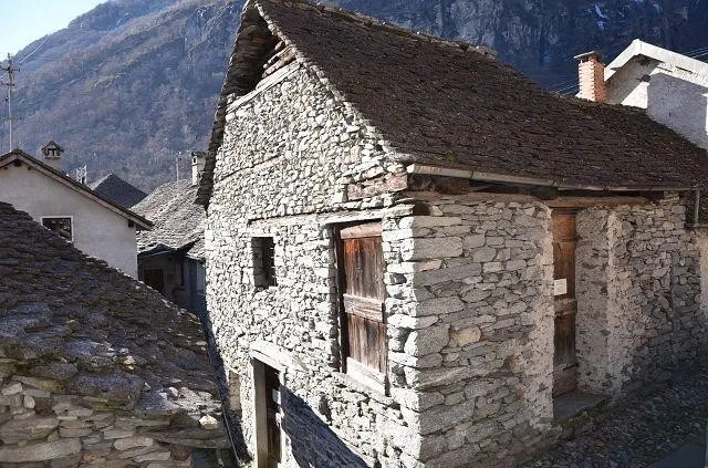 Grande rustico nel nucleo da ristrutturare / grosses Rustico im Dor...