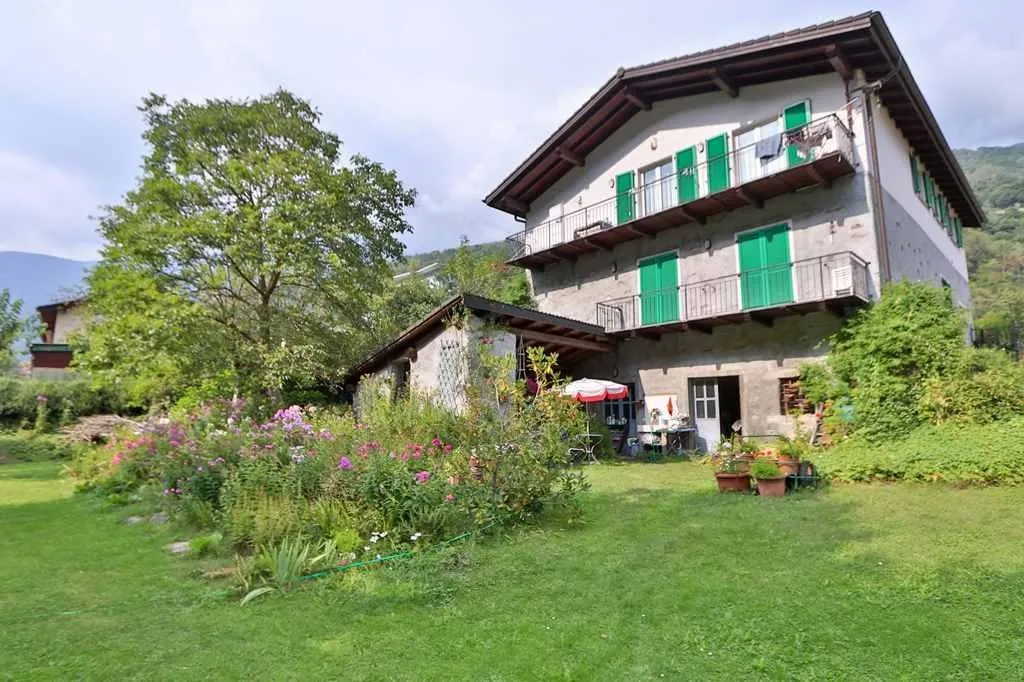 4 1/2-Zi-Wohnung im EG in 2 Familienhaus / appartamento di 4 1/2 lo...