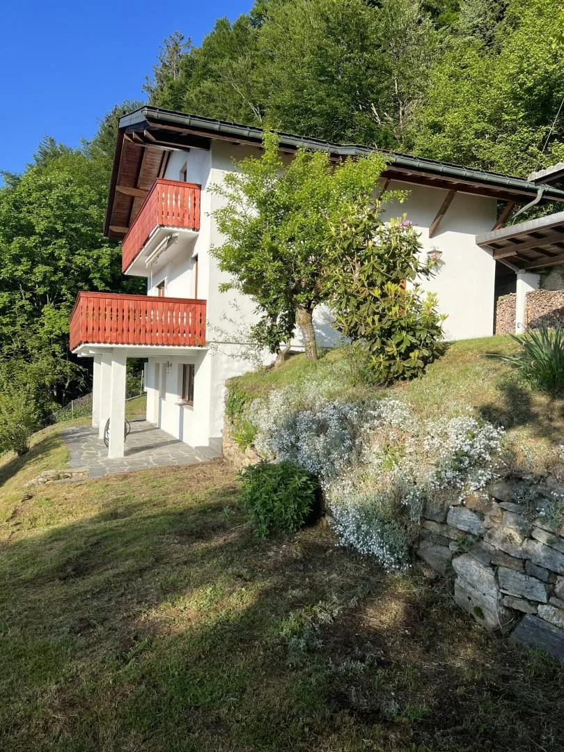 3 Familienhaus mit drei 2 1/2-Zimmer-Ferienwohnungen an sehr sonnig...
