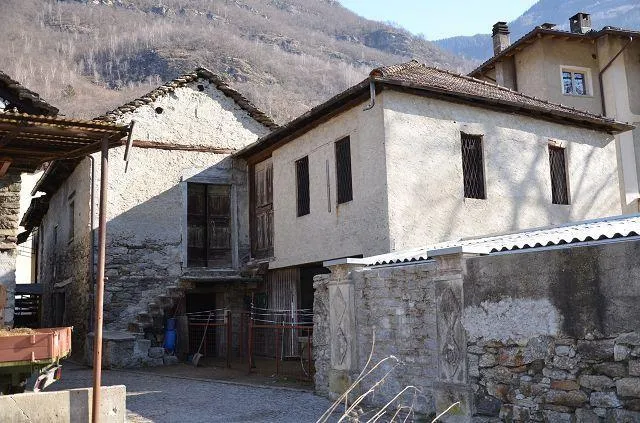 Grande rproprietà rustica da ristrutturare con giardino / grosse Li...