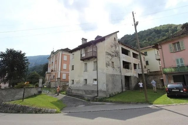 12-Zimmer-Dorfhaus zum Ausbauen / casa con 12 locali da ristrutturare