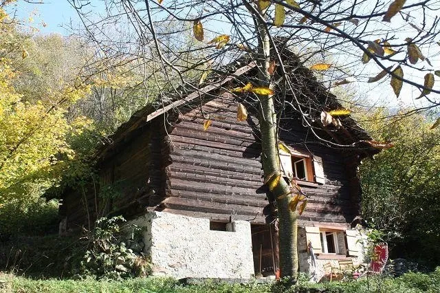 Chalet mit zwei 3-Zimmer-Hausteilen zum Ausbauen / Chalet con due a...