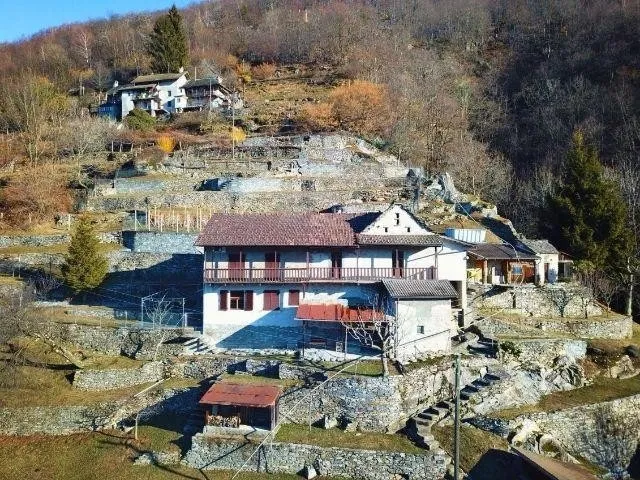 Casa bifamiliare con grande terreno immersa nella natura / 2-Famili...