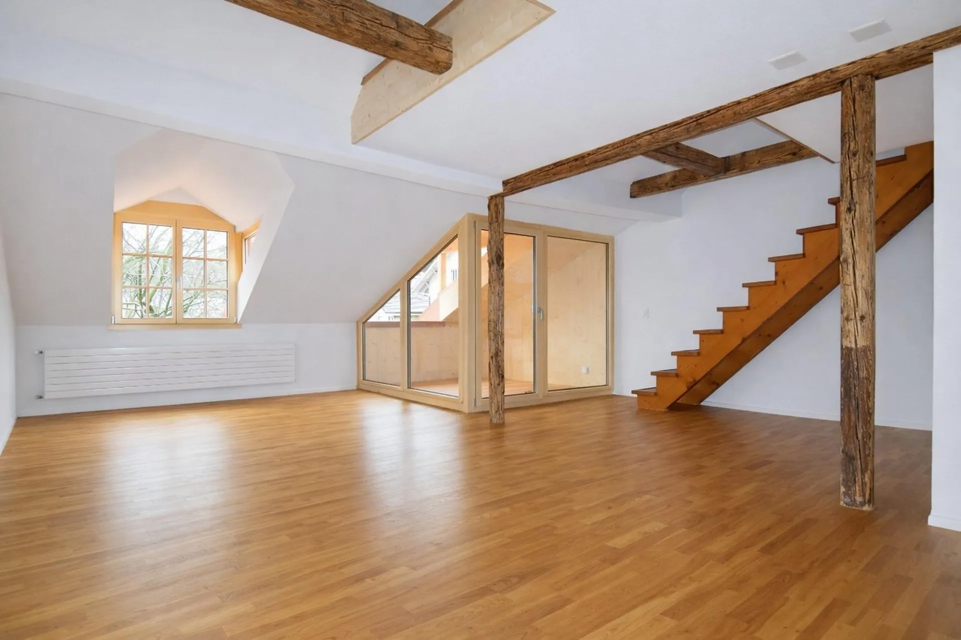 Grosszügige Altstadt-Dachwohnung auf drei Wohnebenen mit Loggia und Schlossblick