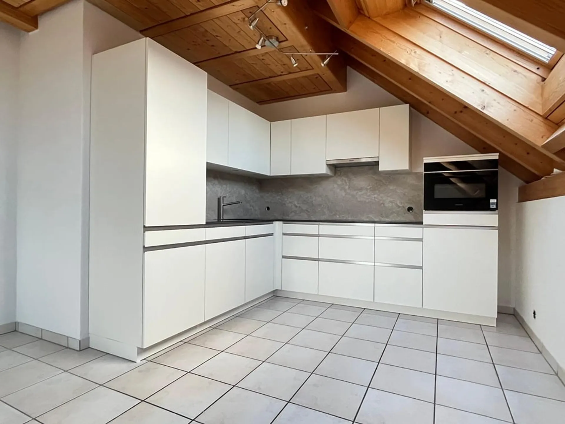 Hell 3-Zimmer Duplex-Dachwohnung mit neuer Küche und Sauna zu vermieten