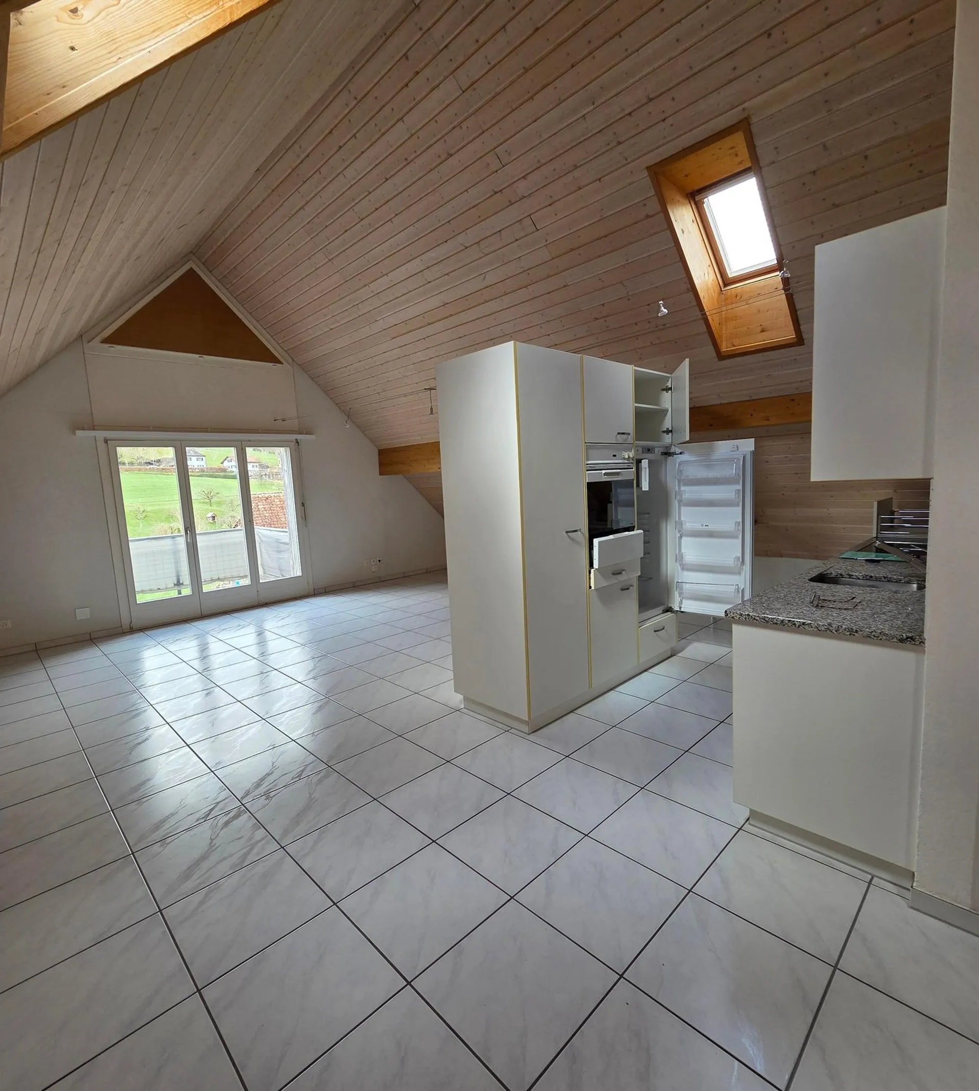Charmante 2.5-Zimmer-Dachwohnung in ruhiger Lage von Laupersdorf