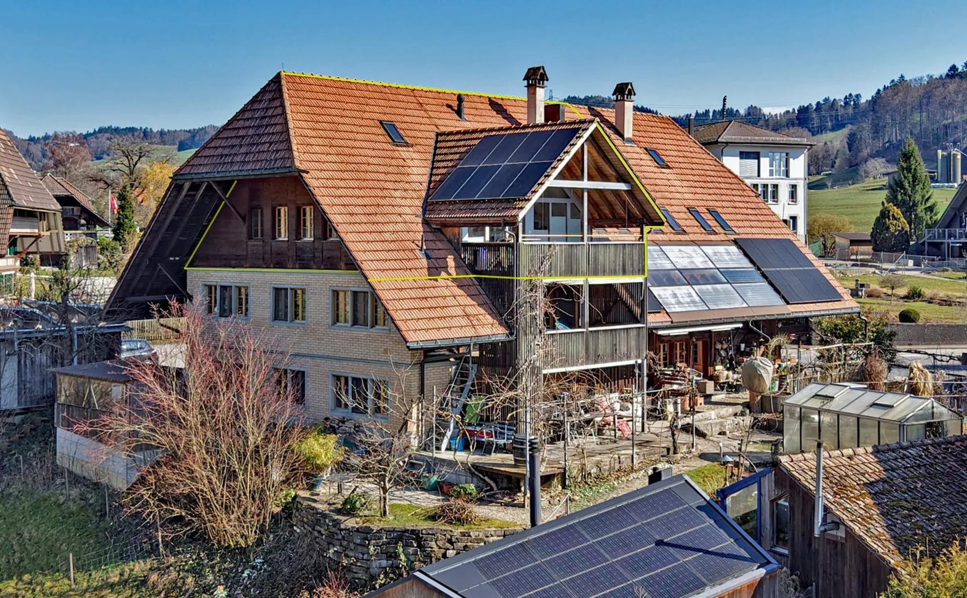Beautifully situated on a large plot - huge attic apartment with additional house and a very large garden