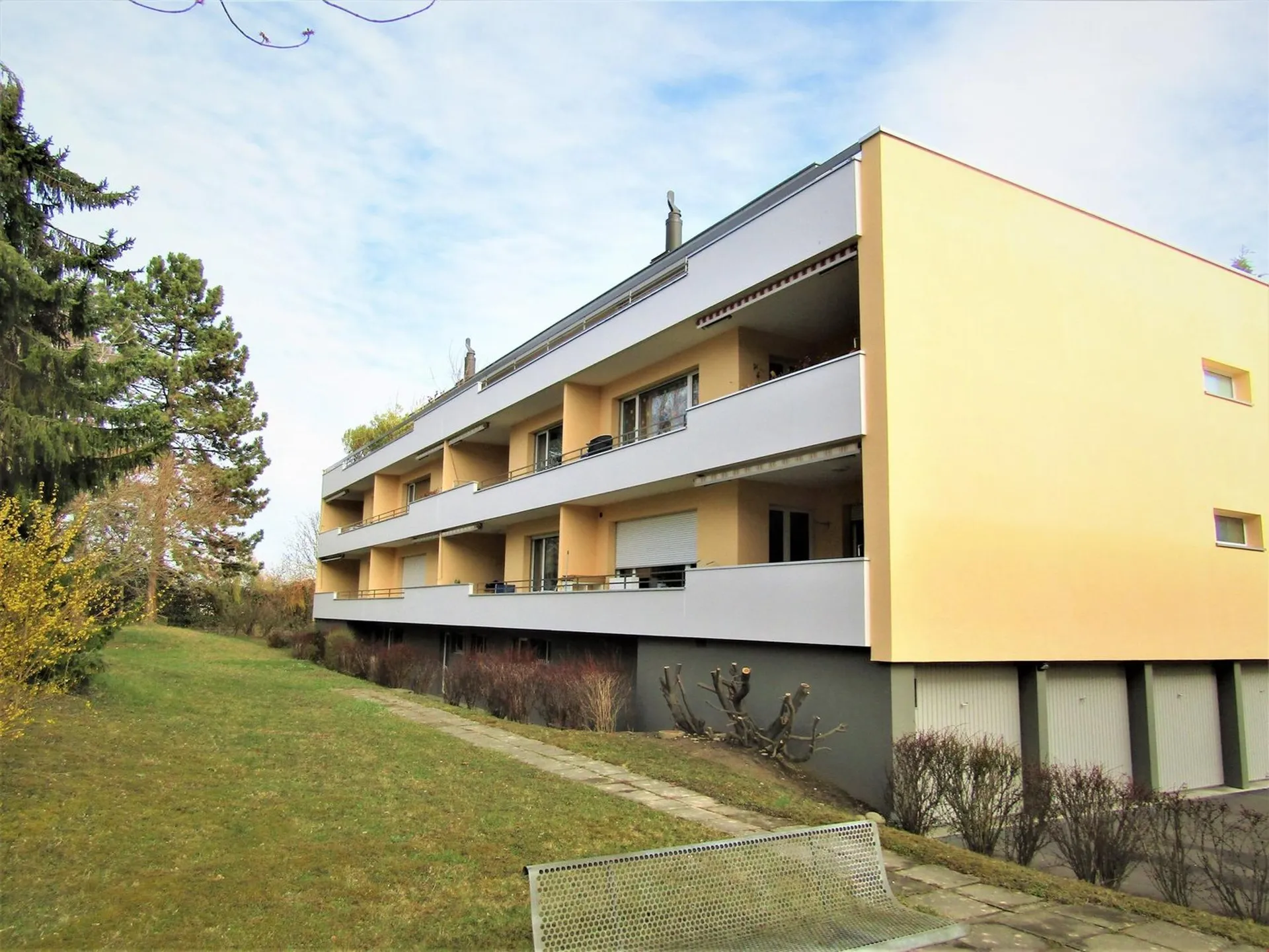 Helle 4.5-Zimmer-Wohnung mit Balkon und Garage in Allschwil