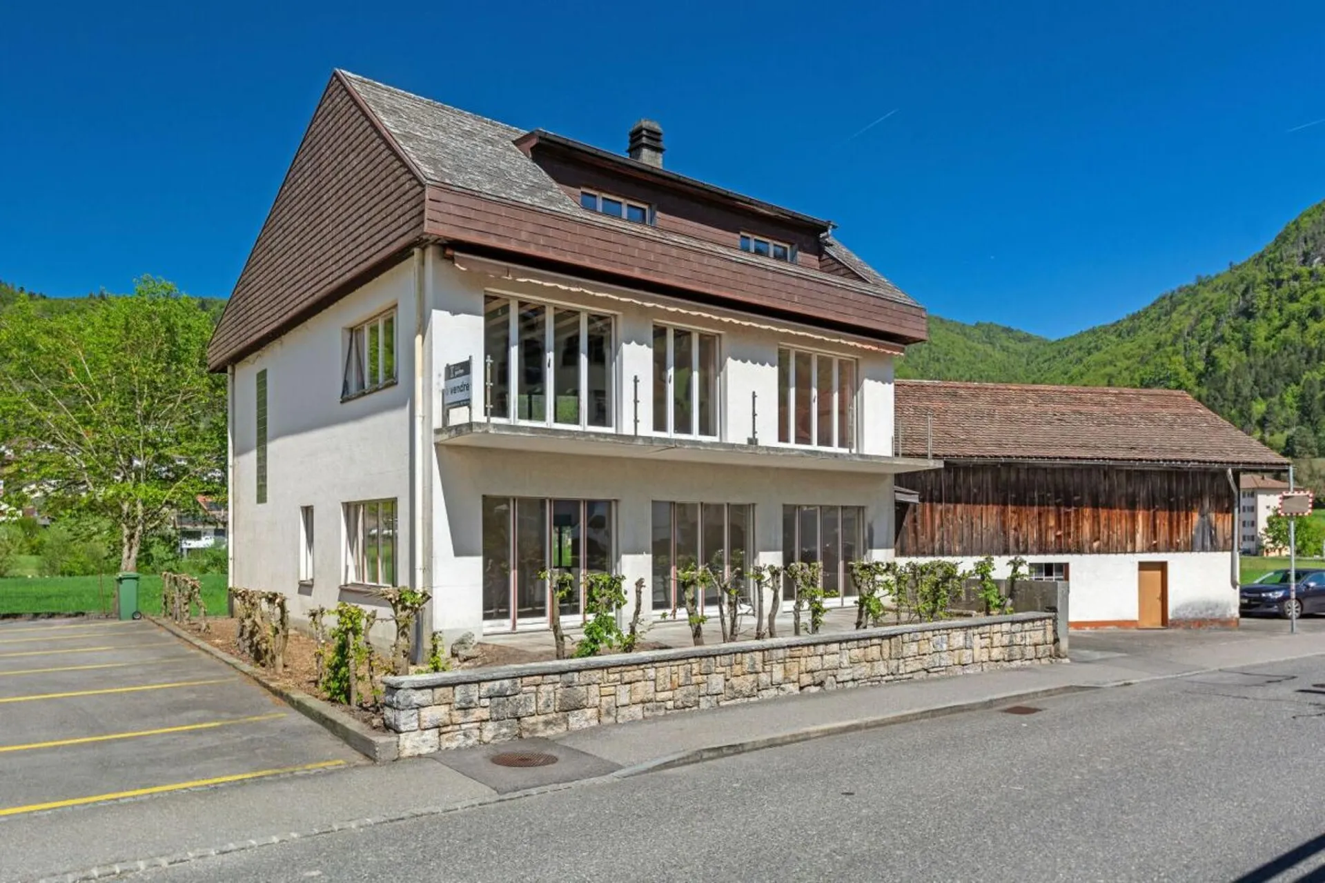 Sonceboz, house to renovate with barn
